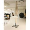 Image 2 : PARASOL DE TERRASSE AVEC SOCLE 8'h. x8'd.