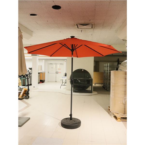 PARASOL DE TERRASSE ROUGE AVEC SOCLE 8'h.x8'd.