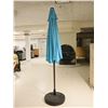 Image 3 : PARASOL DE TERRASSE BLEU AVEC SOCLE 8'h.x8'd.