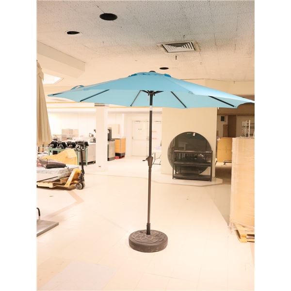 PARASOL DE TERRASSE BLEU AVEC SOCLE 8'h.x8'd.