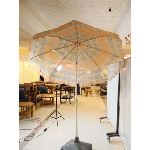 PARASOL DE TERRASSE AVEC SOCLE 7'h. x8'd.