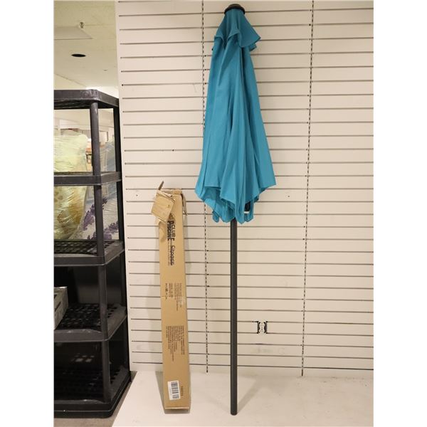 PARASOL DE TERRASSE BLEU 8'h.x8'd. (SANS SOCLE )