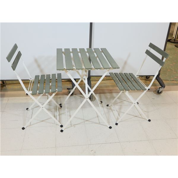 ENS DE TABLE PLIANTE 21"x21" AVEC 2 CHAISES PLIANTE GRIS (1-CHAISE ENDOMMAGÉE)