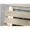 Image 2 : ENS DE TABLE PLIANTE 21"x21" AVEC 2 CHAISES PLIANTE GRIS (1-CHAISE ENDOMMAGÉE)