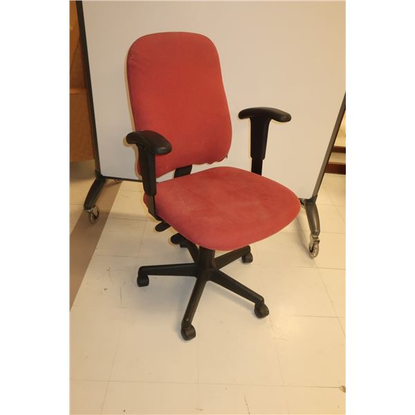 LOT DE 2 CHAISES DE BUREAU