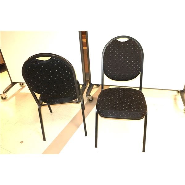 LOT DE 2 CHAISES EMPILABLE