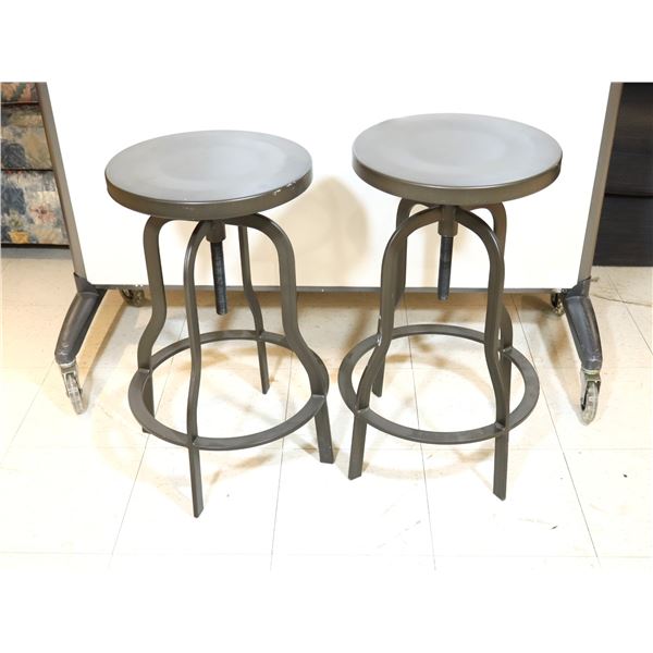 LOT DE 2 BANCS EN MÉTAL