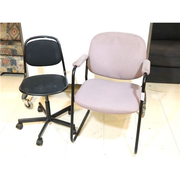 LOT DE 2 CHAISES ASST