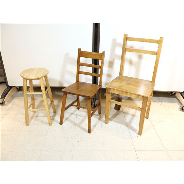 LOT DE 3 CHAISES EN BOIS ASST