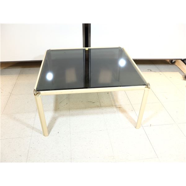 TABLE À CAFÉ EN MÉTAL VITRÉE 32"x32"x17"