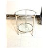Image 1 : PETITE TABLE VITRÉE  16"d.x18"h.