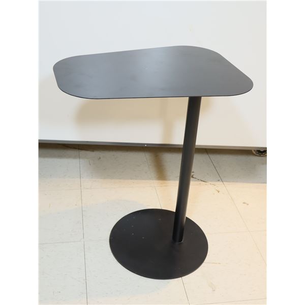 PETITE TABLE MÉTAL  20"x14"x26"