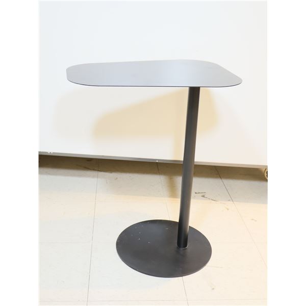 PETITE TABLE MÉTAL  20"x14"x26"