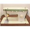 Image 2 : MACHINE À COUDRE SINGER  FASHION MATE, A/CHAISE (CONDITION INCONU)