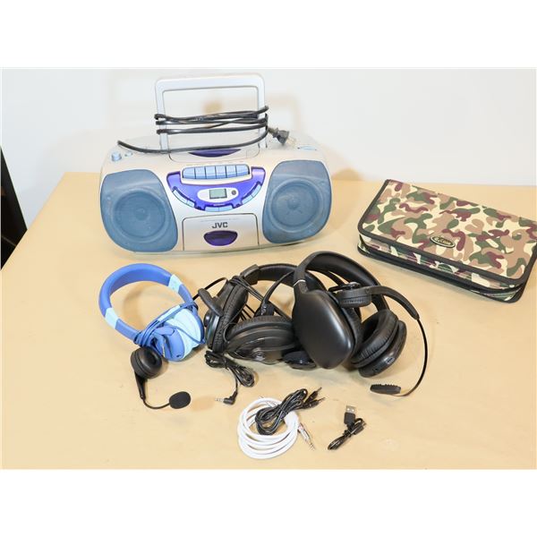 LOT: RADIO, ÉCOUTEURS ET CASE DE CD