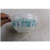 Image 2 : Vintage Amish Butter Print 1.5 Quart Cinderella Bowl