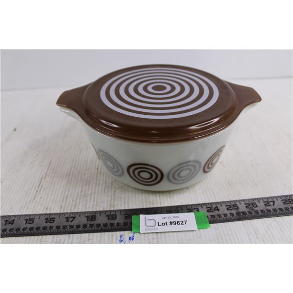 Pyrex 2.5 Quart Bullseye Covered Casserole Dish