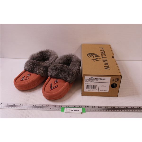 Manitobah Women's Moccasins - New - Size 9