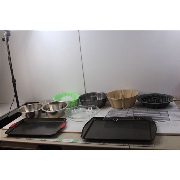 Kitchen Lot- (4) Bundt Cake Pans, (2) Drying Racks, (2) Baking Pans, Pyrex Bowl, Mini Cupcake Pan, (