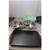 Image 3 : Kitchen Lot- (4) Bundt Cake Pans, (2) Drying Racks, (2) Baking Pans, Pyrex Bowl, Mini Cupcake Pan, (