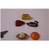 Image 3 : (7) Keychains & (5) Fridge Magnets - Assorted