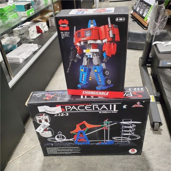 SPACE RAIL KIT AND CHANGEABLE ACTION FIGURE