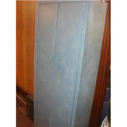 Metal storage cabinet w/shelves