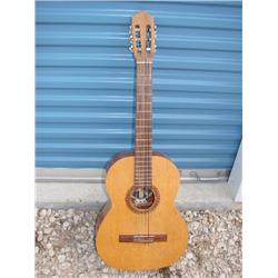 Alhambra Semi-Concierto Guitar