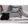 Image 1 : Russell Athletic Hoodie "Huskie Athletics" Size Large, Pair Windriver Gloves