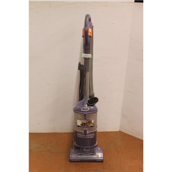 *Shark Navigator LiftAway Vacuum - Works