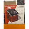 Image 2 : Frigidaire Extra Large Capacity Clear Ice Maker