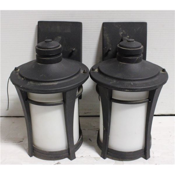 LOT OF 2 OUTDOOR LANTERN LIGHTS