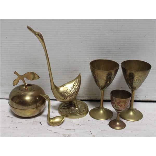 BOX OF VINTAGE BRASS ITEMS