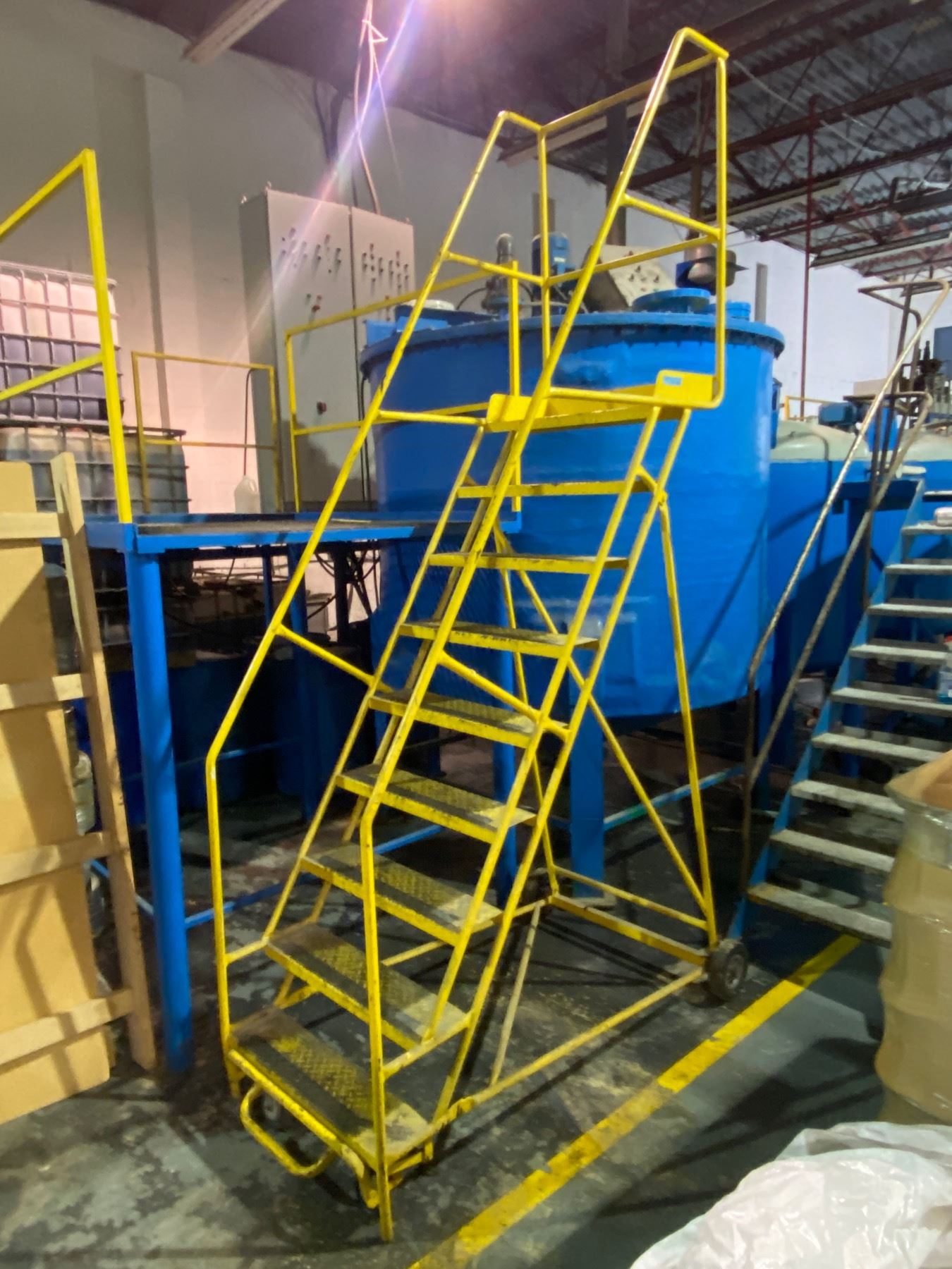 Steel rolling 9' ladder w/ hand rail