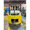 Image 3 : Yale type LP forklift with 2 propane tanks working