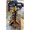 Image 3 : Manual pallet jack with cardinal model 204 weight indicator