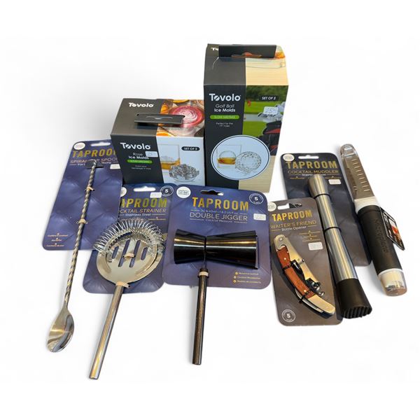 Group - Bar set including  jigger, bottle opener, muddlers, multi-tool, strainer, spoon, ice cube mo