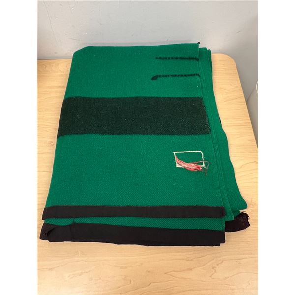 Vintage Green 3.5 Pt Wool Blanket - Tag is worn - Blanket good used - Approx: 82x65"