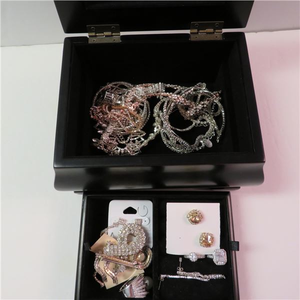 Stunning sparkling jewelery lot in a jewelery box - see description and photos