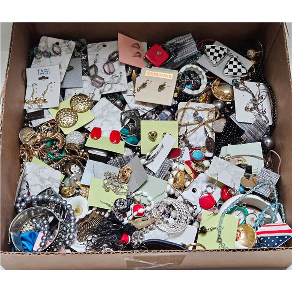 BOX OF ASSORTED JEWELRY LOTS OF EARRINGS
