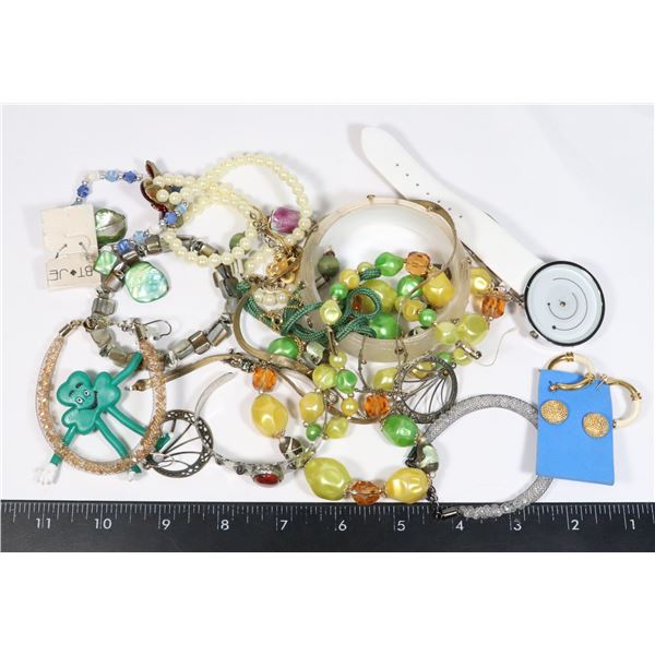 BAG OF ASSORTED FASHION JEWELRY INCLUDING