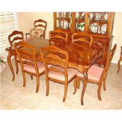 * Ethan Allen Table w/Two Leaves/Eight Chairs