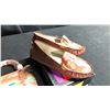 Image 2 : SIZE 6.5 EVERYDAY SORCERY DRIVING MOCCASINS, RUSSIAN RED DRIVING MOCCASINS, PINK ABSTRACT PURSE
