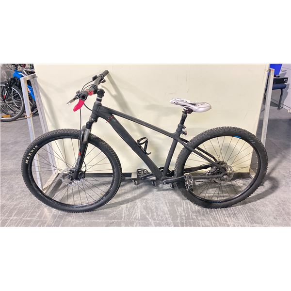 BLACK NO NAME 8 SPEED MOUNTAIN BIKE WITH FRONT SUSPENSION