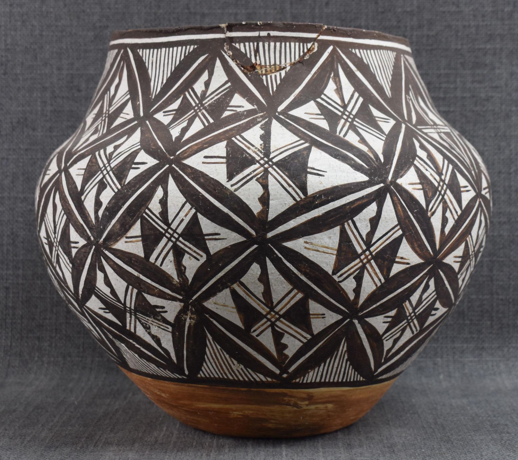 ACOMA POTTERY OLLA - R. G. Munn Auction LLC