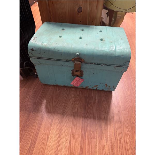 Antique vehicle trunk model a Ford?