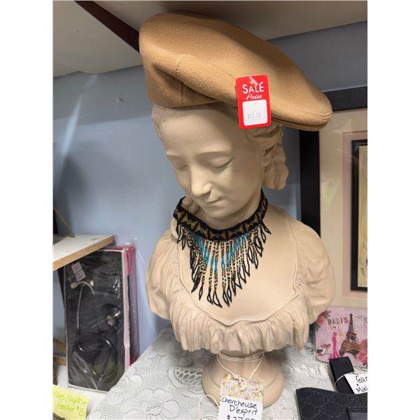 Chercheuse D'esprit with hat and necklace