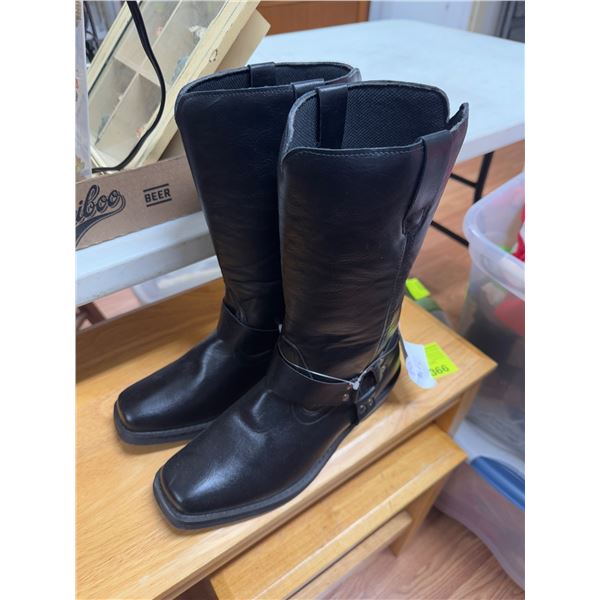 Boots size 10