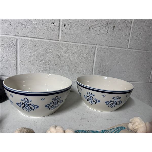 To Blue/White large mixing style bowls