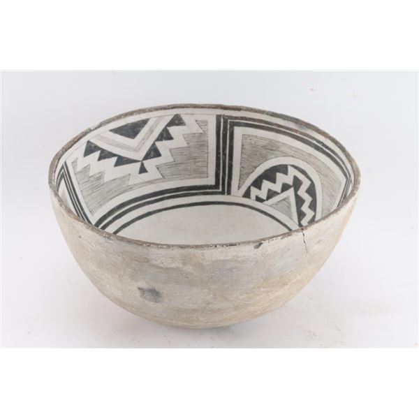 Anasazi Black and White Pot.